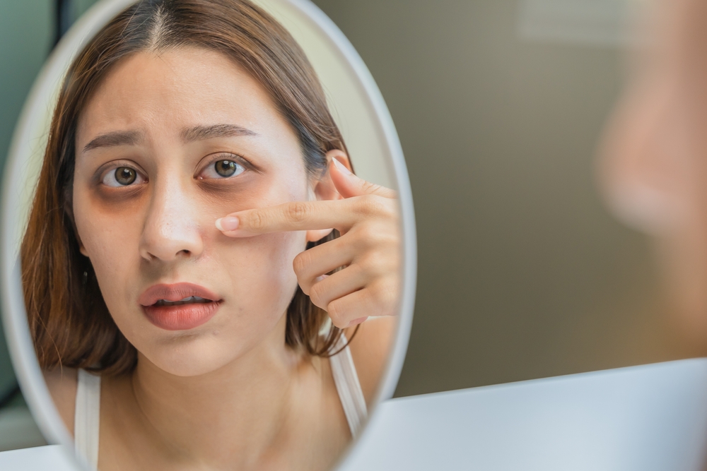 Cum să reduci semnele de oboseală și pielea lăsată de sub ochi