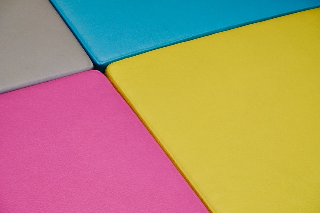 Pielea (faux-leather) în ținute de zi