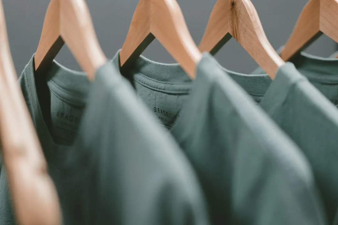 Photo Fast Fashion vs Slow Fashion
