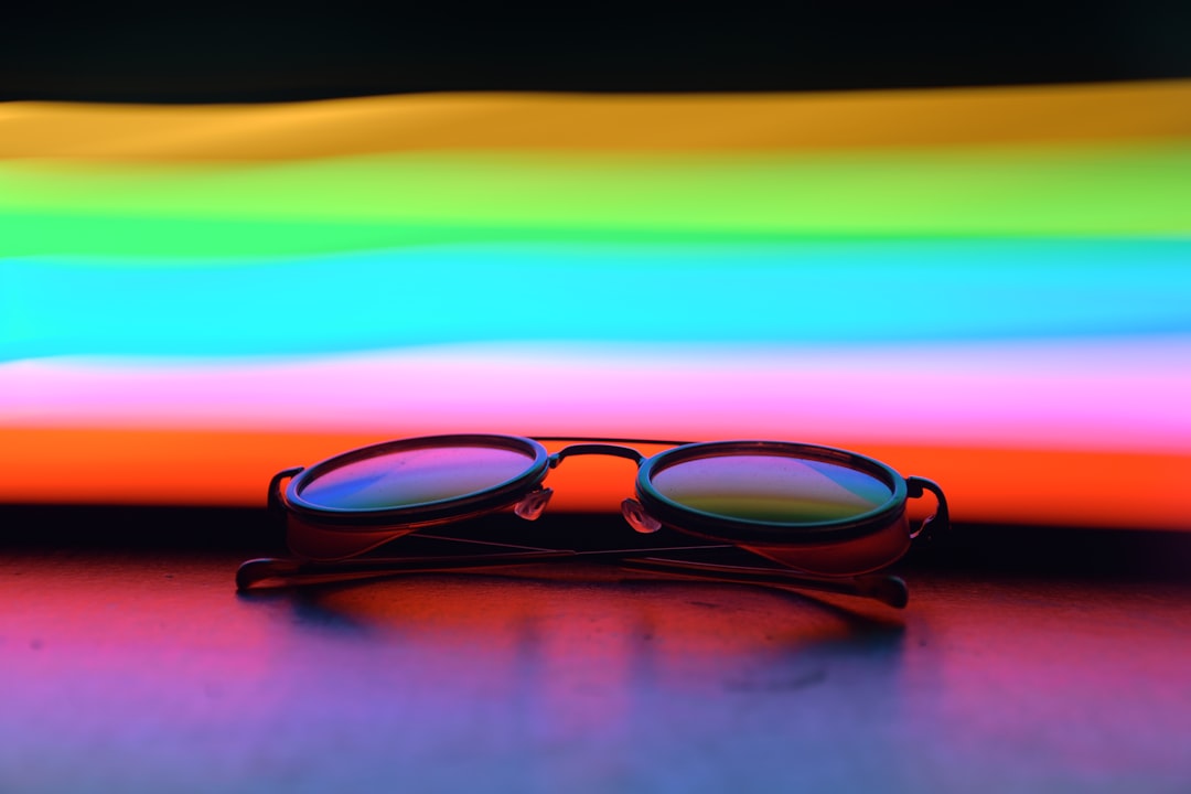 Cum să porți nuanțele neon cu stil