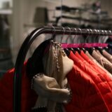 Cum găsești piese la modă prin magazinele second-hand