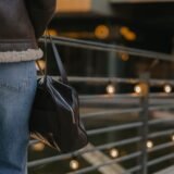 Cum porți influențele retro din anii ’70 și ’90 într-un mod actual